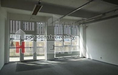 Pronájem: obchodní prostor 162 m2, v přízemí, v budově s obchodní zónou, v blízkosti MHD, v centru Zlína, Tř.T.Bati.