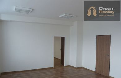 2 prepojené kancelárie s umývadlom a skladom na prenájom
