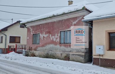 Starší rodinný dom v obci Mošovce. Exkluzívne. 1881m2