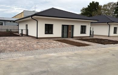 Bývaj bez starosti v Septembri 2026!!! 4izb. Nízkoenergeticky rodinný dom v novovybudovanej zóne v Špačinciach, exkluzívne od developera celej zóny