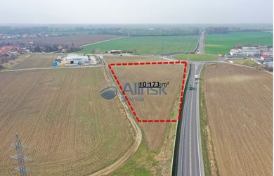 Pozemok vhodný pre Vaše podnikateľské plány v obci Matúškovo