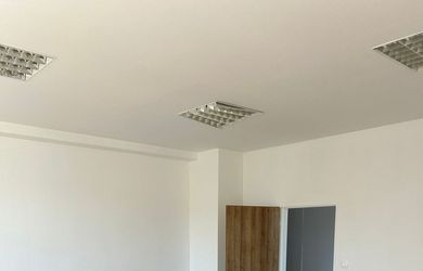 Klimatizované kancelárie (každá 16m2), spolu 32m2 v širšom centre s parkovaním a strážnou službou