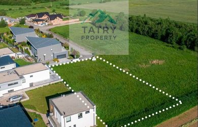 Výnimočný stavebný pozemok pri golfe s panorámou Tatier – miesto, kde sa oplatí stavať