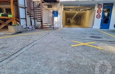 Garáž v garážovom dome pre motorku alebo čln
