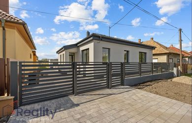 PLUS REALITY | Moderný štvorizbový rodinný dom v obci Veľké Dvorníky na predaj!