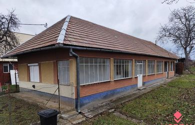 Na predaj rodinný vidiecky dom a stavebný pozemok v Jasovej