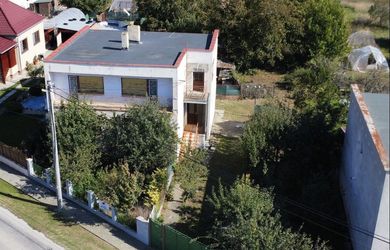 REZERVOVANÝ - Rodinný dom s veľkým pozemkom na hlavnej ulici - Bešeňov