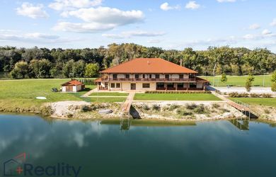 PLUS REALITY | Unikátna investičná príležitosť na brehu jazera v srdci prírody - LAKE SIDE RESIDENCE na predaj!