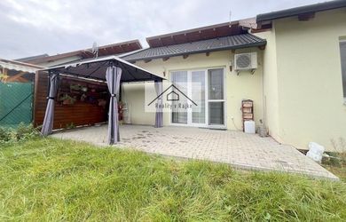 Zariadený 3-izbový rodinný dom s bazénom v obci Rajka na prenájom