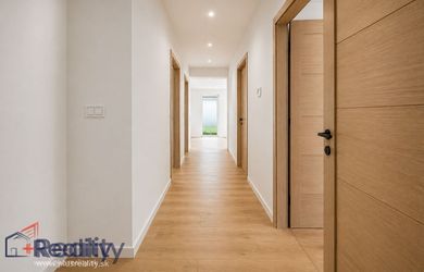 PLUS REALITY | Trojizbový rodinný dvojdom v Gabčíkove na predaj!