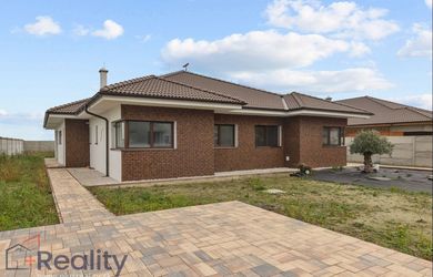 PLUS REALITY | REZERVOVANÉ | Moderný a priestranný štvorizbový rodinný dom (súčasť dvojdomu) v obci Jahodná na predaj!