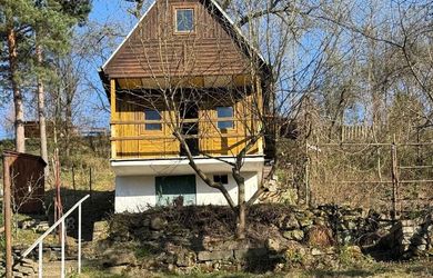 Na predaj - záhradná chatka s vlastným súpisným číslom a 500 m² pozemkom, Zvolen - Sekier
