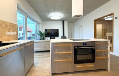 Výnimočná dizajnová novostavba pri jazere v Sekuliach (100 m od vody)