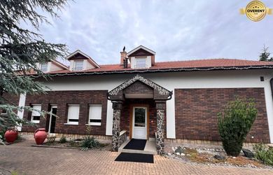 Výnimočná 9-izbová nehnuteľnosť s veľkým pozemkom – ideálna na podnika