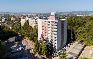 Na prenájom: Priestranný 3-izbový byt (82 m²) s veľkým balkónom v obľúbenej lokalite Trenčína – Partizánska ulica