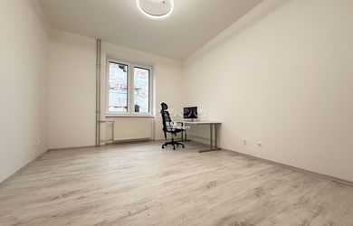 Prenájom kancelárskych priestorov vrátane 3x park. miest a skladu, centrum mesta