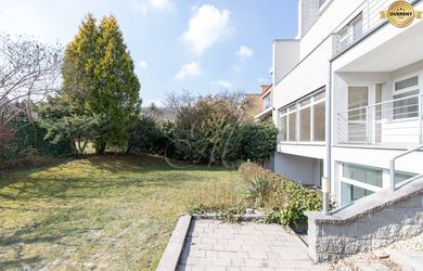 METROPOLITAN │Veľký slnečný 9 izbový rodinný dom s bazénom