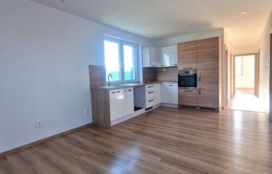 Novostavba s prestrešenou terasou a altánkom v obľúbenej lokalite Bošany – pripravená na okamžité bývanie