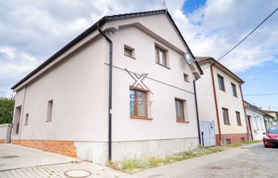 ///ZNÍŽENÁ CENA/// Priestranný, zrekonštruovaný 5i dom - Stupava - Predaj
