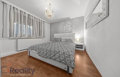 PLUS REALITY | REZERVOVANÉ | Dizajnový štvorizbový byt po kompletnej rekonštrukcii v centre Dunajskej Stredy – Radničné námestie na predaj!