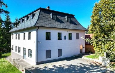 Zrekonštruovaná budova - 1300m2 pozemok Banská Štiavnica
