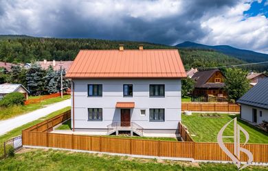 AB ESTATE / Na predaj priestranný 6- izbový tehlový  rodinný dom s krásnym výhľadom ŠUMIAC !