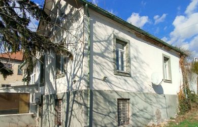 AZ PROPERTY* ponúkame na predaj rodinný dom na rekonštrukciu v peknej lokalite, ulica Líščie údolie