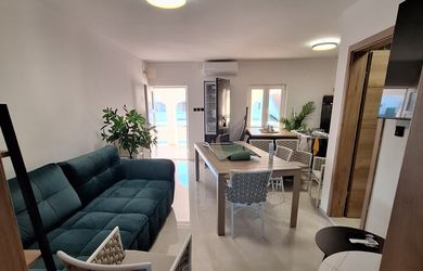 Chorvátsko, ostrov Vir - Na predaj novostavba zariadeného apartmánu so spoločným bazénom