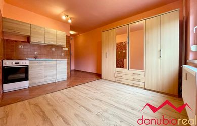 Kompletne prerobená garsónka /20m2/, Komárno
