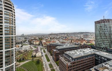 NAVRHNUTÝ DIZAJNÉROM, 2 - IZB. BYT V PROJEKTE SKY PARK? 18. POSCHODIE, VÝHĽAD NA HRAD