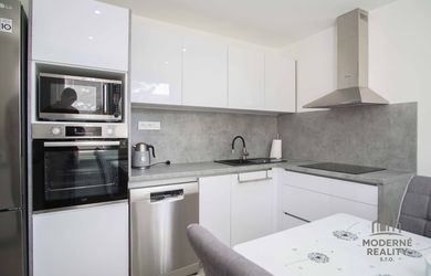 Na prenájom prerobený veľký 2-izbový byt s balkónom blízko centra, Nové Zámky – 66,08m2