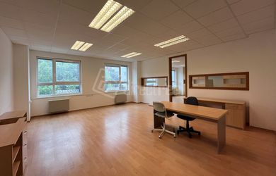 DIRECTREAL|PRIESTOR 38 M2 PRI PETRŽALSKEJ VLAKOVEJ STANICI NA ÚDERNÍCKEJ UL.