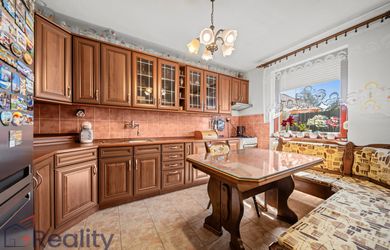 PLUS REALITY | Priestranný rodinný dom s čiastočnou rekonštrukciou na veľkom pozemku v obci Pataš na predaj !