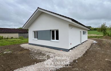 Na predaj novostavba holodom 3-izbový rodinný dom v obci Čechy
