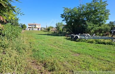 Slnečný pozemok 722m2 v Kravanoch nad Dunajom s výhľadom na maďarské pohorie Gerecse