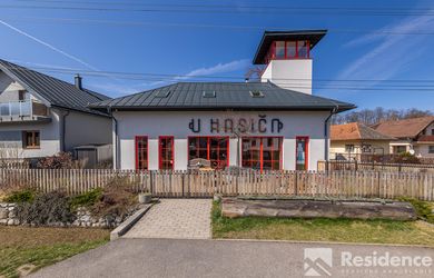 Zabehnutý bar s apartmánom a vlastnou vyhliadkovou vežou