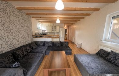 Na predaj priestranný a svetlý 2-izbový byt (67 m²) na prízemí v obci Vrakúň