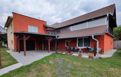AKCIA!!!  Veľkorysý rodinný dom s bazénom, 2 garážami a úplným súkromím – Dolné Plachtince okr. Veľký Krtíš