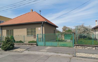 Rodinný dom s krásnym a slnečným pozemkom vo vyhľadávanej lokalite mesta Lučenec.