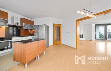 Na prenájom priestranný 5-izbový byt - samostatné izby - v Starom Meste