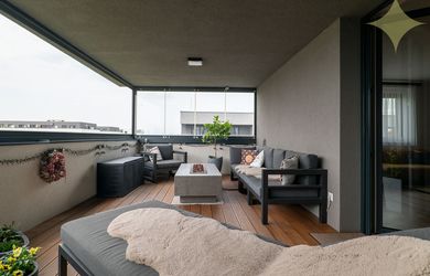 REZERVOVANÉ - Nadštandardný zariadený 3-izb byt 87, 2x terasa / uzavretá 24m2 a otvorená 15m2, 2x státie, Rovinka
