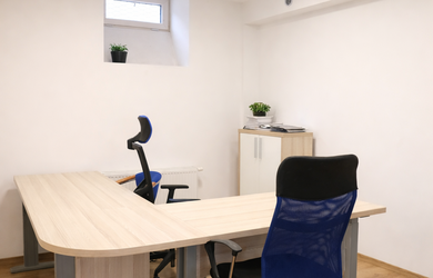 Ponúkame na prenájom 3 samostatné kancelárske priestory v lukratívnej lokalite priamo v historickom centre mesta Trnava – Námestie SNP 3