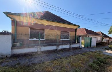 Dom s potenciálom na pokojné bývanie aj víkendovú chalupu – Dvory nad Žitavou (len 8 km od Nové Zámky)