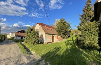 DIRECTREAL|Krásna murovaná chatka s veľkým pozemkom 2033 m², vinohradom a ovocným sadom