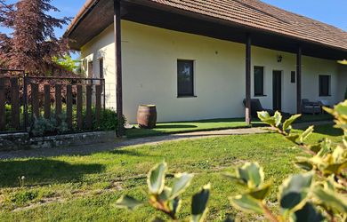 Zrekonštruovaná chalupa s rozprávkovou záhradou v Bardoňove - EXKLUZÍVNE