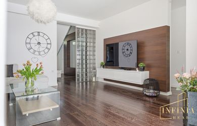 Luxusný 5-izbový rodinný dom Zeleneč, Trnava – nadčasový dizajn, presklená terasa a dokonalé súkromie