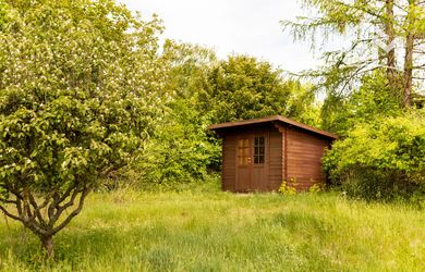 REZERVOVANÉ! Rovinatá záhrada 874 m² v Bratislave – Dúbravka
