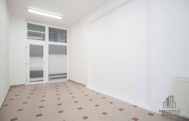 Na prenájom kancelária v centre mesta na ul. M. R. Štefánika, Nové Zámky – 18m2