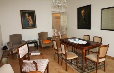 PREDAJ VEĽKÝ 2,5 IZBOVÝ STAROMESTSKÝ BYT CENTRUM MESTA