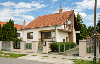 BOSEN | Priestranný rodinný dom s ateliérom a pivnicou, Vozokany